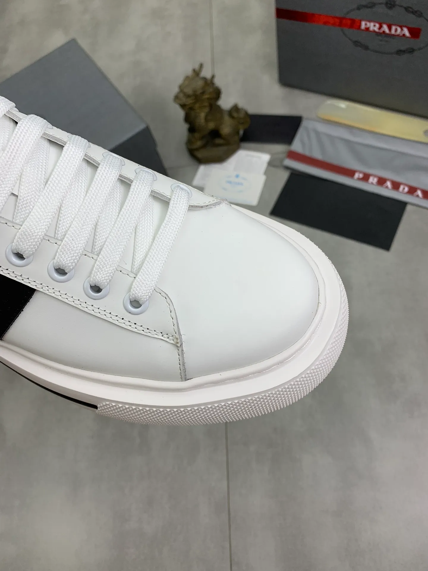 Men's Men's Shoes💰P560💰【New Style】 The latest model of high-quality PRADA classic men's shoes has been launched on the official website in 1:1 replica, synchronized in Hong Kong counters and on the same catwalk; all made of calfskin ➕Imported cowhide lining, 🍡🍡original rubber outsole 1:1 non-slip and wear-resistant; comfortable to wear, attractive style, fine workmanship, and simple and neat shoe last, showing a man's courage and toughness, 👍Number 38 to 44 (45 can be customized) 4⃣️colors🉑️ to choose from